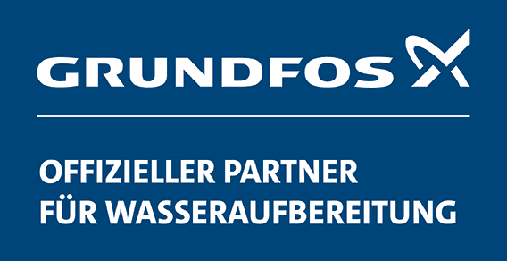 Thewatec Partnerschaft mit Grundfos als offizieller Lieferant für industrielle Wasseraufbereitungslösungen im B2B-Bereich, dargestellt durch das Grundfos-Logo und Partnerhinweis auf blauem Hintergrund