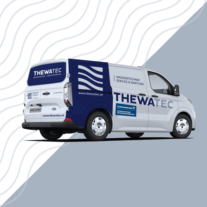 Thewatec Servicefahrzeug für Wassertechnik mit klarer weiß-blauer Beschriftung, Fachfirma für industrielle Wartung und Service im Bereich Wassertechnik, sichtbar Logo und Webadresse www.thewatec.at auf dem Transporter