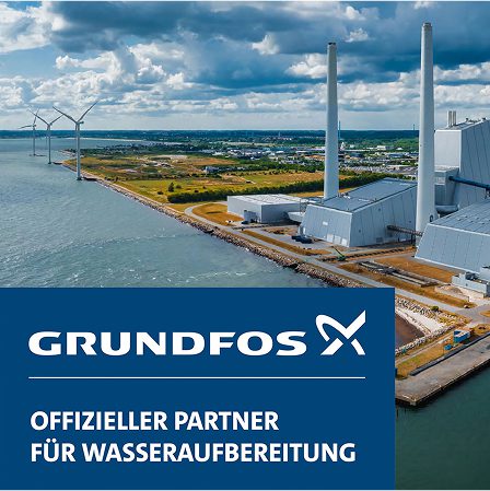 Thewatec präsentiert industrielle Wasseraufbereitungslösungen in Zusammenarbeit mit Grundfos, zeigt ein modernes Kraftwerksgelände mit Meerblick und Windkraftanlagen als Beispiel für nachhaltige Wasser- und Energieversorgung.