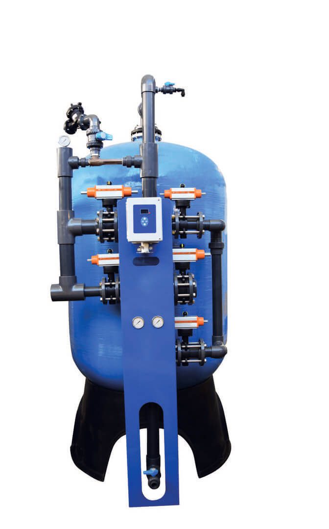 Thewatec Wasseraufbereitungsanlage mit großem blauem Druckbehälter, mehreren schwarzen Rohrleitungen und orangefarbenen Ventilen, geeignet für industrielle Wasseraufbereitungslösungen im B2B-Bereich.