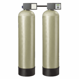 Thewatec Wasseraufbereitungsanlage mit zwei großen, zylindrischen Filtern in beige, verbunden durch Steuerungseinheiten oben, geeignet für industrielle Wasseraufbereitungslösungen in B2B-Anwendungen.