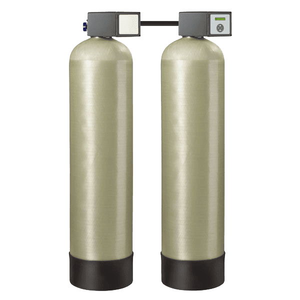Thewatec Wasseraufbereitungsanlage mit zwei großen, zylindrischen Filtern in beige, verbunden durch Steuerungseinheiten oben, geeignet für industrielle Wasseraufbereitungslösungen in B2B-Anwendungen.