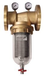 Thewatec Wasserfilter mit Messgeräten, robustes Messinggehäuse DN65, transparenter Auffangbehälter mit Edelstahlfiltereinsatz, industrielle Wasseraufbereitungslösung für Präzision und Zuverlässigkeit in technischen Anlagen.