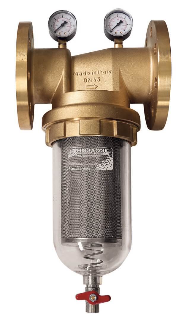 Thewatec Wasserfilter mit Messgeräten, robustes Messinggehäuse DN65, transparenter Auffangbehälter mit Edelstahlfiltereinsatz, industrielle Wasseraufbereitungslösung für Präzision und Zuverlässigkeit in technischen Anlagen.