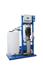 Thewatec Wasseraufbereitungsanlage mit blauem Metallrahmen, weißem Kunststoffbehälter und integriertem Edelstahl-Großmembranpumpe, geeignet für industrielle Wasseraufbereitung in der Prozessindustrie.