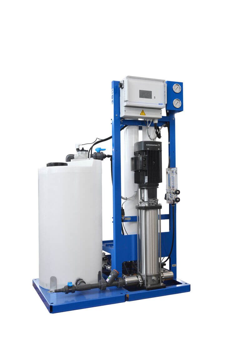 Thewatec Wasseraufbereitungsanlage mit blauem Metallrahmen, weißem Kunststoffbehälter und integriertem Edelstahl-Großmembranpumpe, geeignet für industrielle Wasseraufbereitung in der Prozessindustrie.