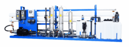 Die industrielle Wasseraufbereitungsanlage Thewatec mit blauer Grundstruktur, Edelstahlfiltern, weißen Chemietanks und Steuerungseinheiten zur effizienten Wasserreinigung in der Industrie.