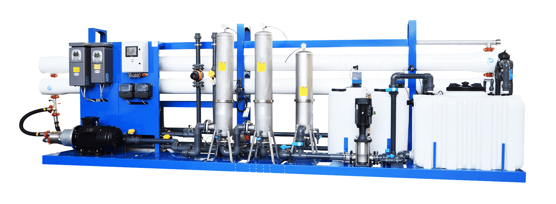 Die industrielle Wasseraufbereitungsanlage Thewatec mit blauer Grundstruktur, Edelstahlfiltern, weißen Chemietanks und Steuerungseinheiten zur effizienten Wasserreinigung in der Industrie.