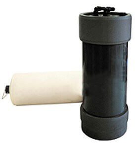 Thewatec industrieller Wasserfilter mit schwarzem Zylindergehäuse und weißem Filterelement, geeignet für Wasseraufbereitung in industriellen Anwendungen