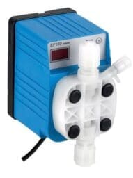 Thewatec Dosierpumpe EF150 in blau mit weißem Kunststoffkopf, verwendet für präzise Chemikalienzufuhr in industriellen Prozessen