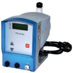Thewatec PS series Dosierpumpe mit digitalem Display und Steuerknöpfen, eingesetzt für präzise Dosierung in industriellen Prozessen, robustes Gehäuse mit Kühlrippen und integriertem Anschlusskabel